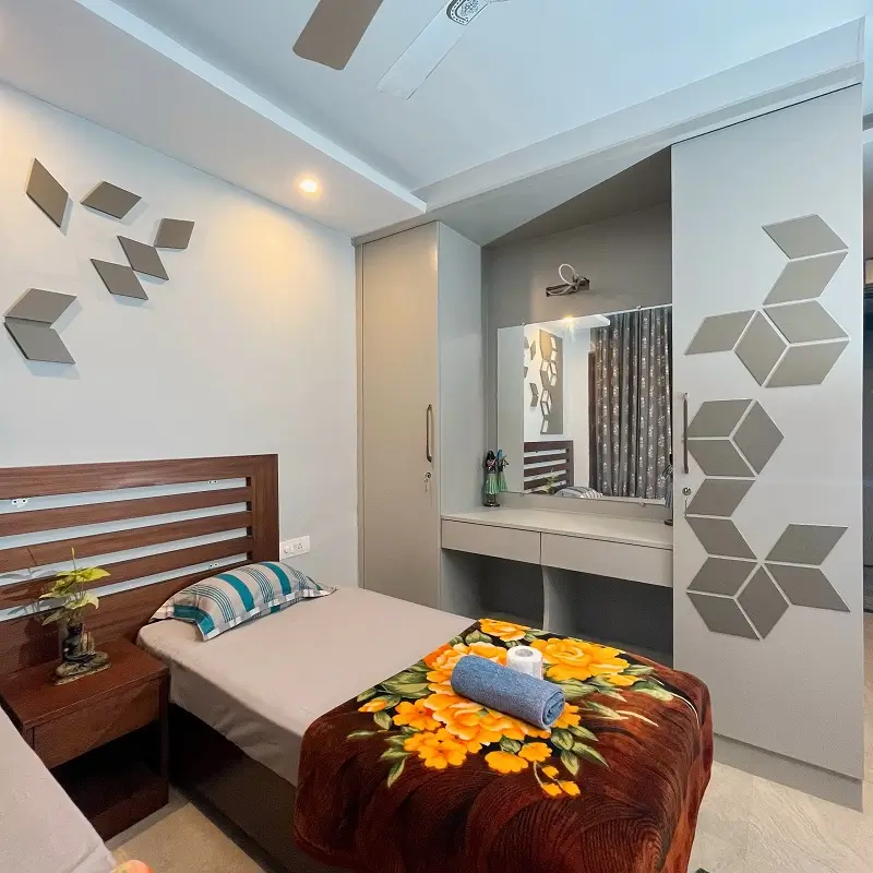 Single occupancy room with wardrobe and writing desk